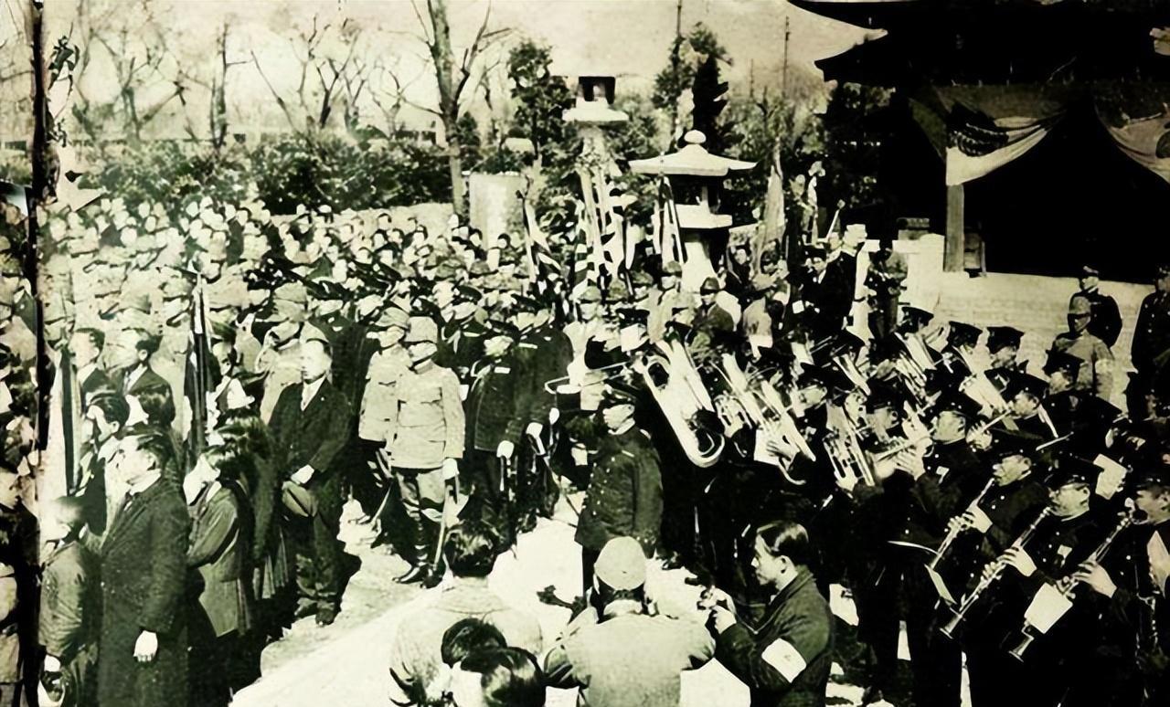 1937年，一头日本军官在大连“庆祝攻占南京胜利”，正当他伸直脖子弯腰90度鞠躬