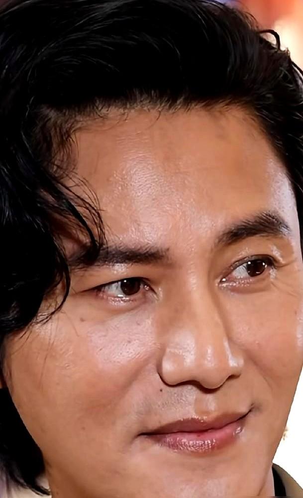 机场照说他断崖式衰老？我差点就信了。一转头伦敦时装周，50岁的陈坤穿着格纹风