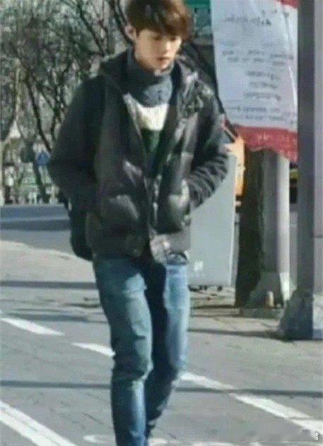 这是鹿晗被星探发现之前的状态。​​​