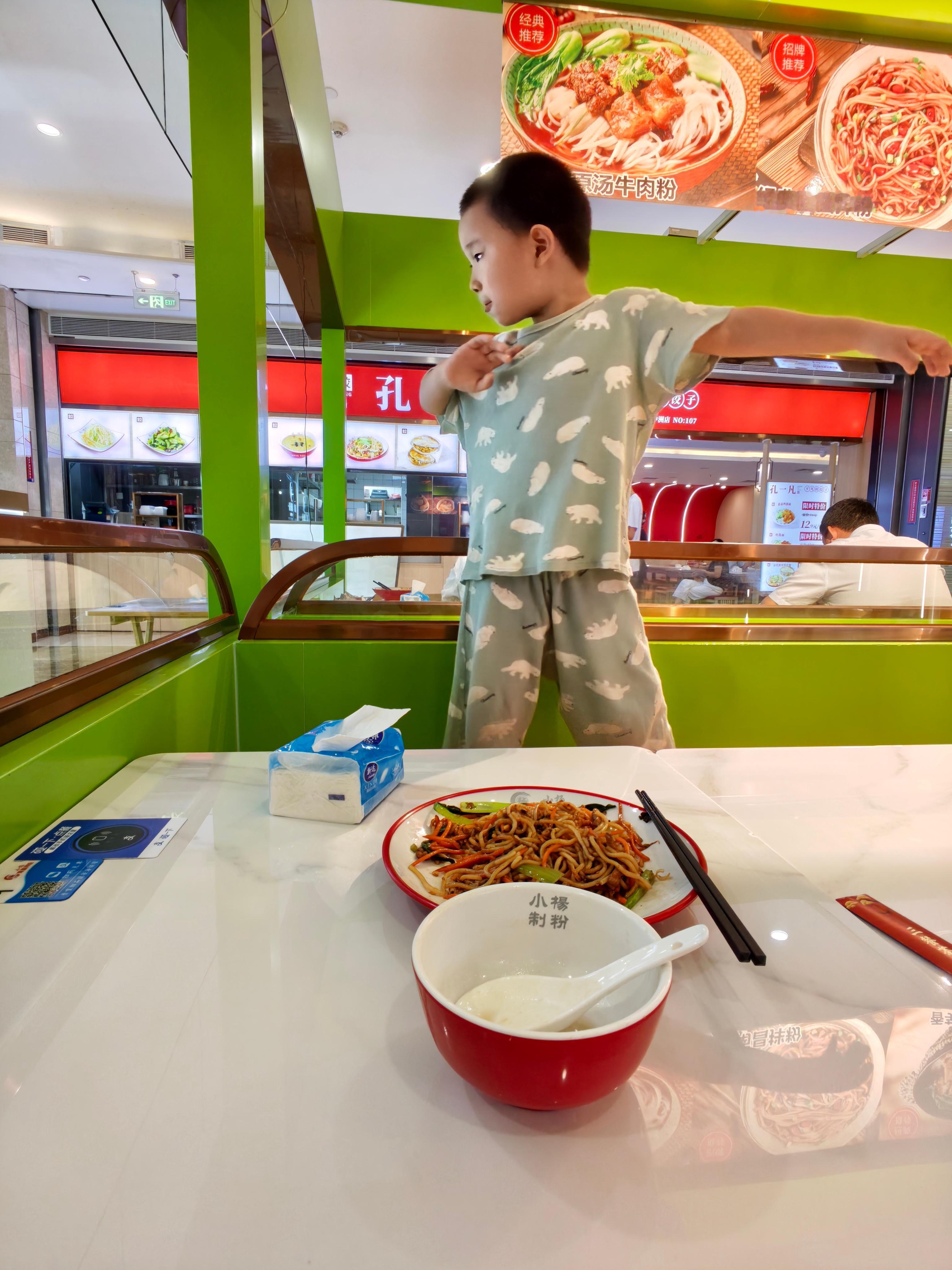 小孩不懂事，旁边的大人也不懂吗？我的裤裆有多好看？