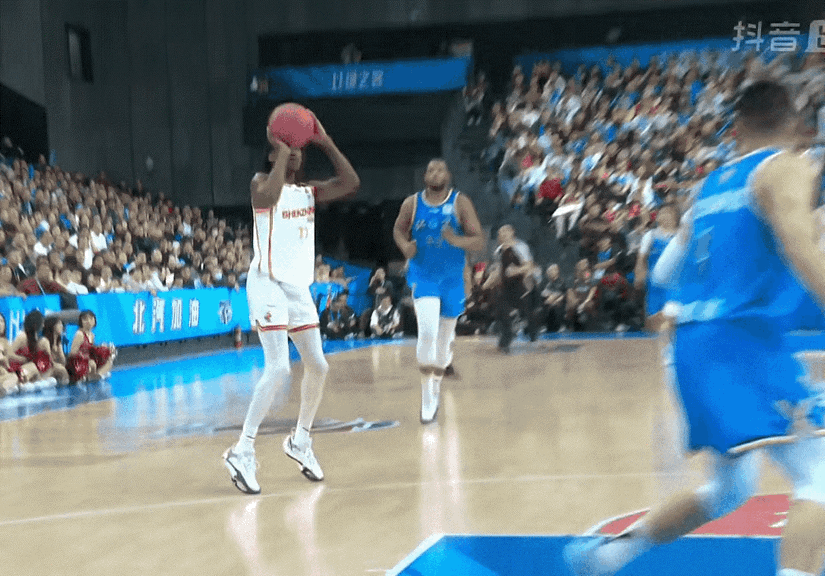 张才仁怒打贺希宁，裁判就给一个普通犯规，没有给违体，张才仁没认识到自己的错误，反