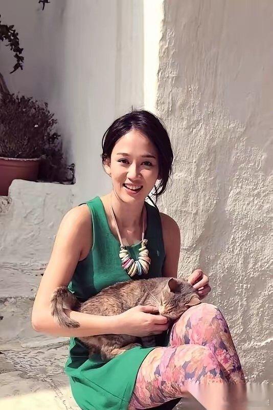 我以前也觉得，陈乔恩图啥呢？找个小9岁的，还得哄着。直到今天才知道，那个所谓的“