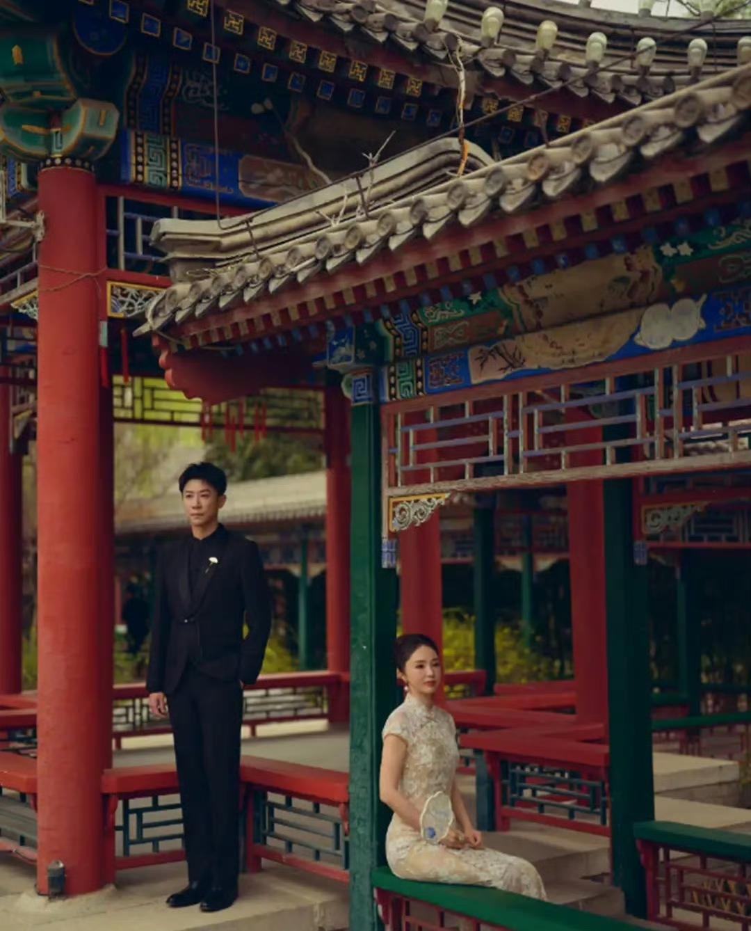 董璇在大同古城下喝冰饮，照片里她白到发光，看不出47岁。没人问，那个曾经往返