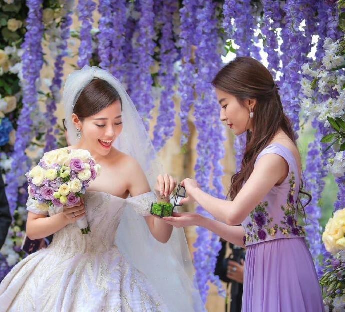 刘亦菲第一次当伴娘，紫色伴娘服太治愈了