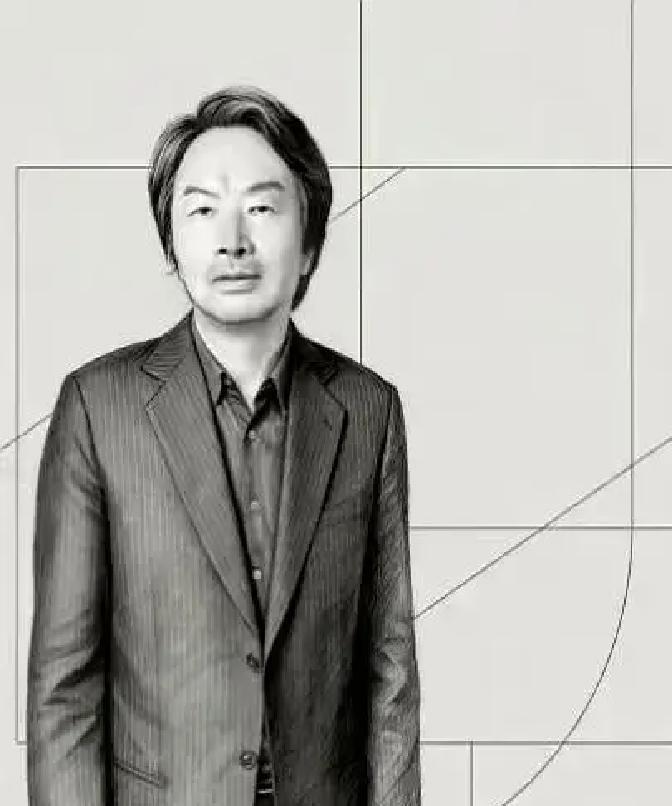 刘震云在人大讲座里拿女人裙子举例。海边穿比基尼没人管，走大街穿短裙就下意识捂裙