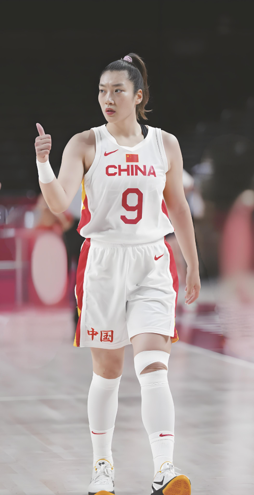 中国女篮名单公布后，5个名字同时消失：李梦、李月汝、杨力维、张茹、武桐桐。她们曾经一起站上世界杯领奖