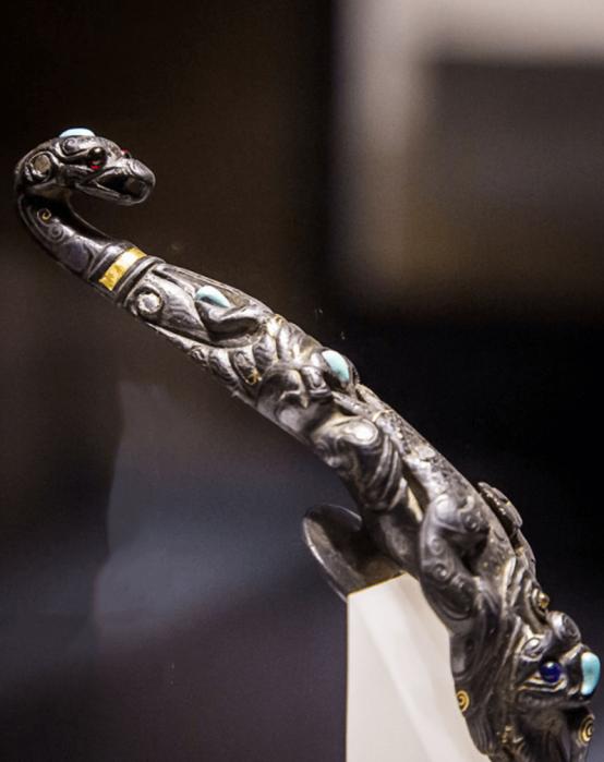 1968年，一个老农开垦田地的时候突遇毒蛇，他一锄头砸下去，毒蛇竟然还留在原地，