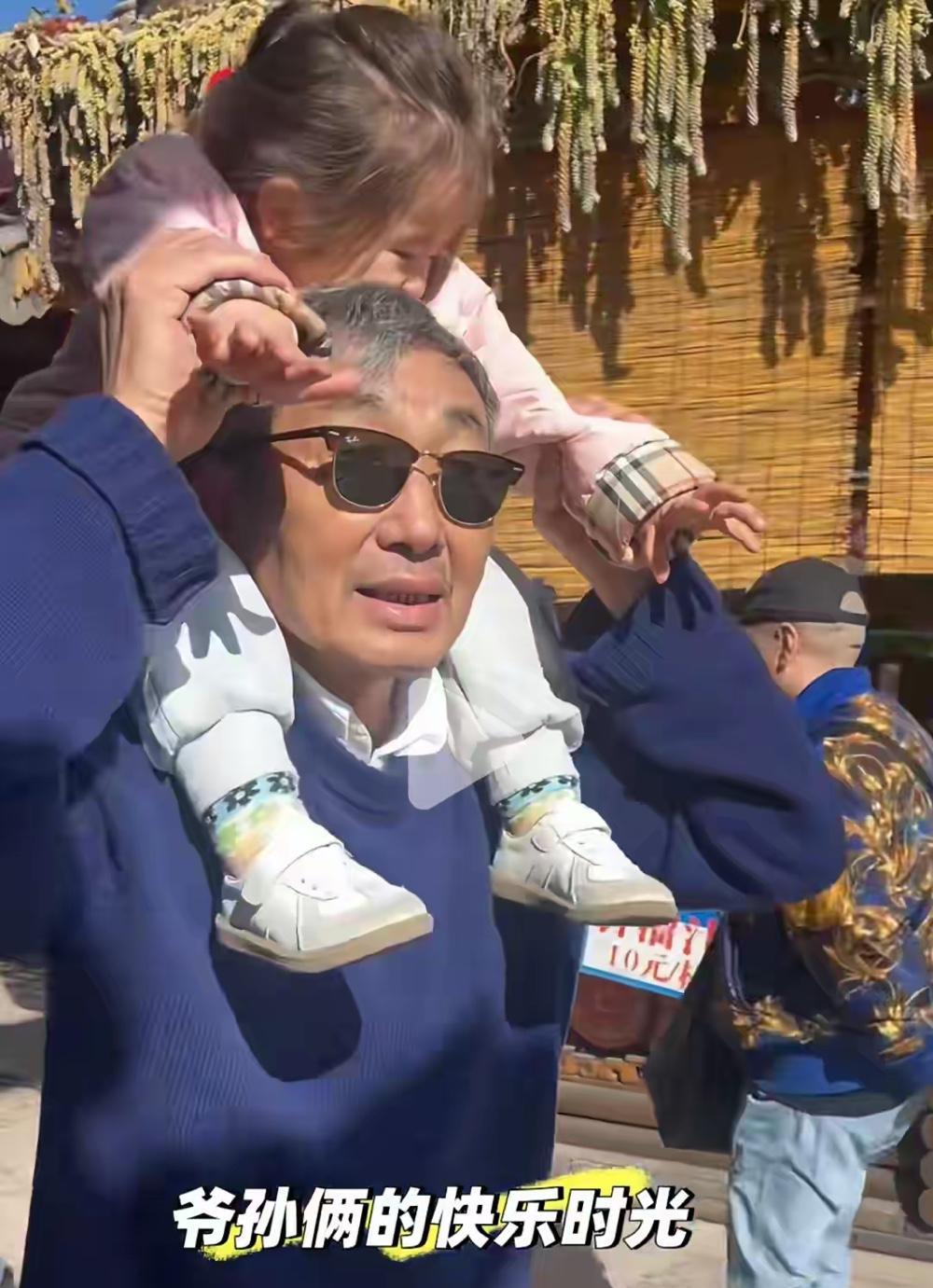 杜源这也太宠外孙了吧，不过也看得出来，两个孩子跟他是真的很亲。这么疼爱外孙的人