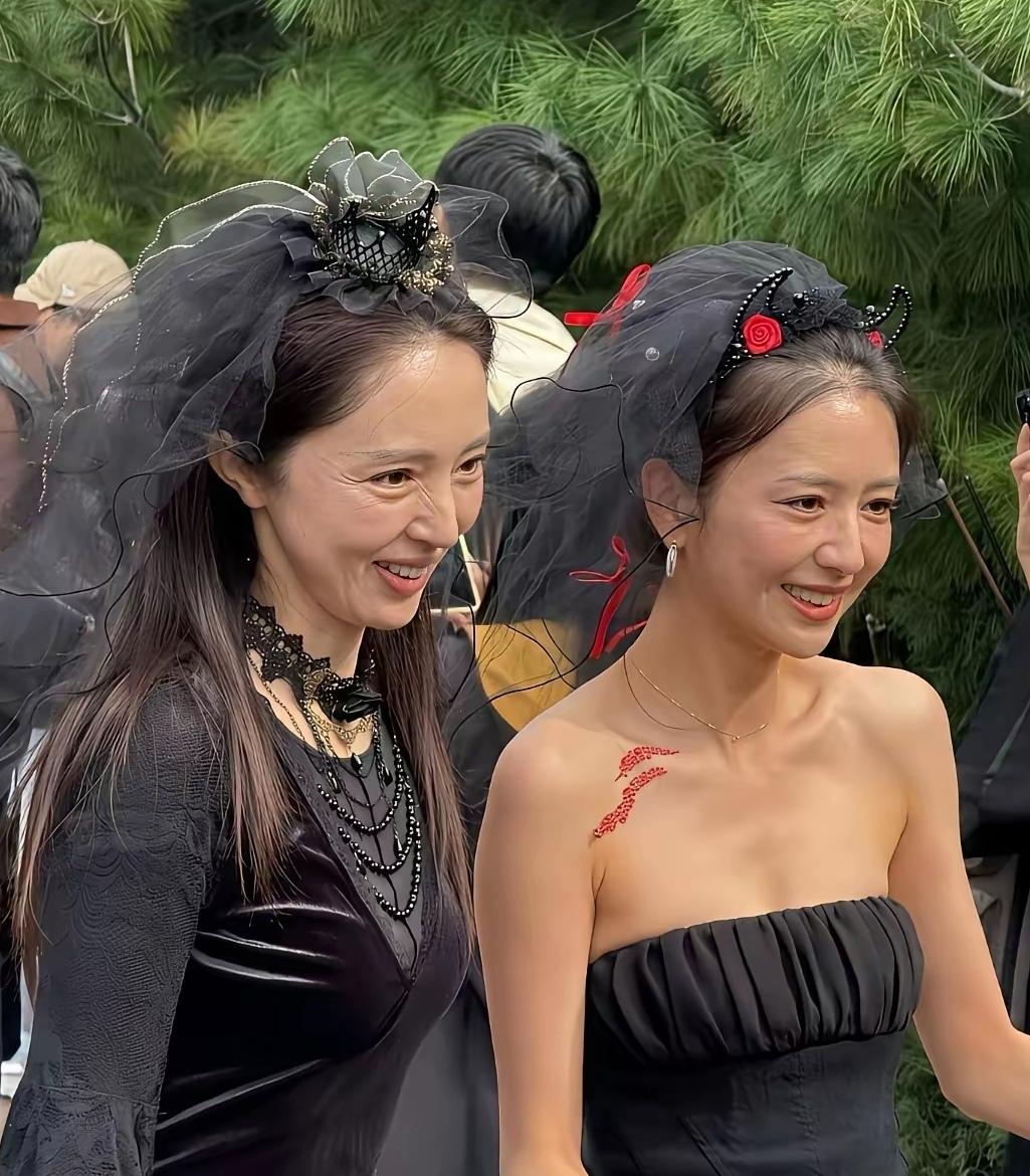 以前很多人说佟丽娅和董璇长得很像，像双胞胎姐妹一样。那时候我看两人并不像，我倒是