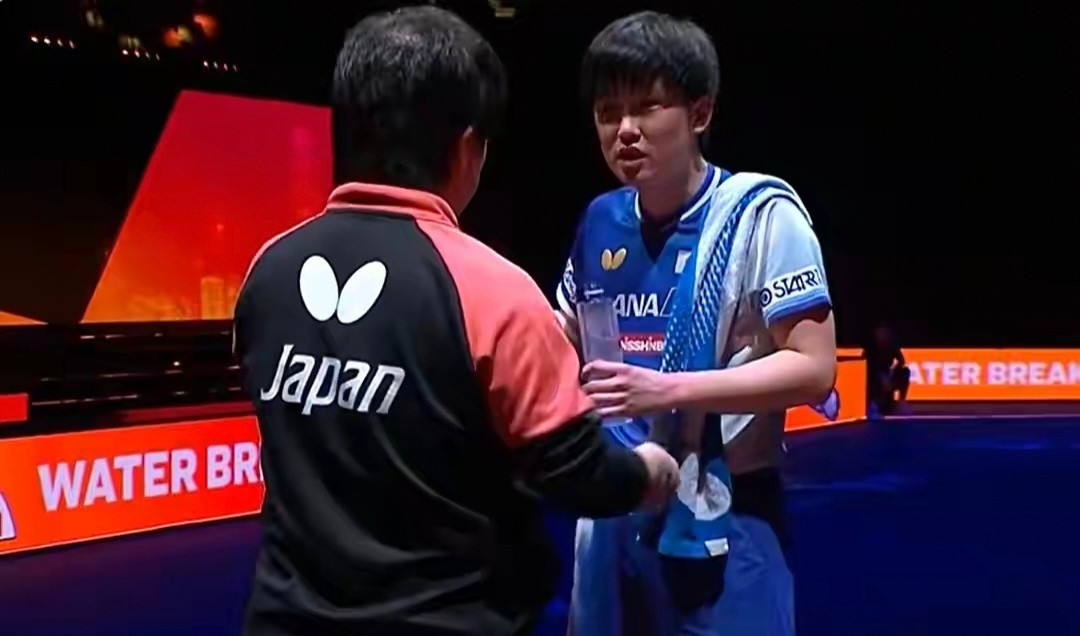 握拳怒吼！张本智和4-3绝杀世界第6约战国乒林诗栋2025WTT香港总决赛男单