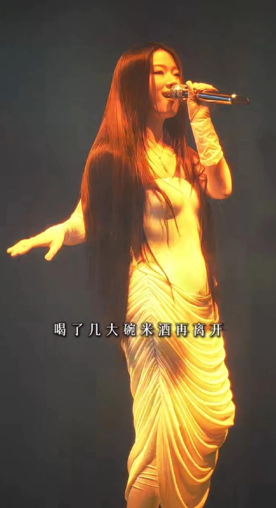 单依纯这个造型，网友都说好抽象现在唱歌造型不夸张一点都没流量了么？这身衣服穿