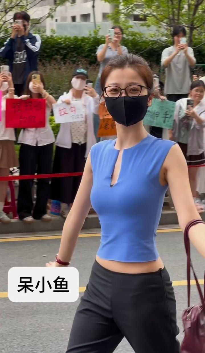 虞书欣今日进妆穿搭，紧身蓝色无袖甲低腰七分裤，不敢想普通人穿上多灾难，但是虞书欣