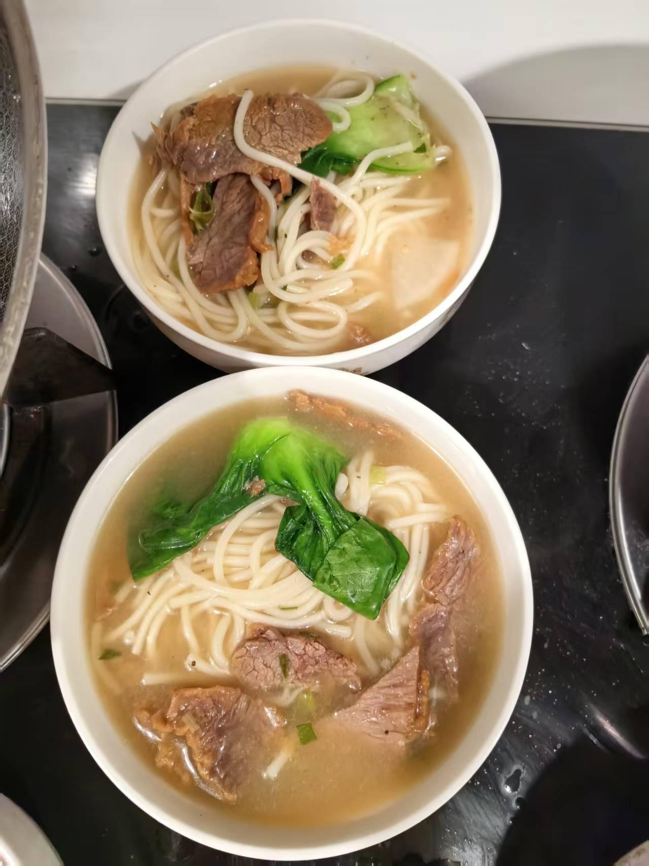 今日早餐：牛肉面从网上购的牛肉粉，下了几碗香香的牛肉面，吃的太过瘾了[捂脸哭][