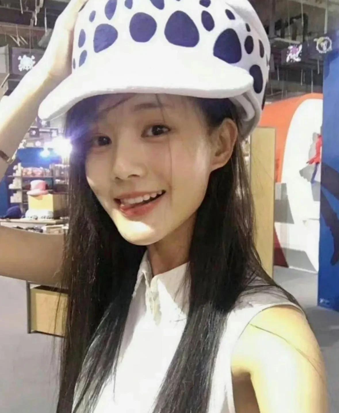 以后可别再说人家李一桐是资源咖了！和刘宇宁的古装剧《书卷一梦》拿下了6月份冠军