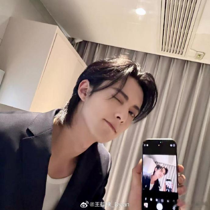 王鹤棣going我是手拿把掐啊三张自拍六个自己帅气营业！！