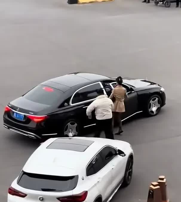 奔驰：老马，你不行啊？宝马：？奔驰：没有性价比宝马：你想表达什么
