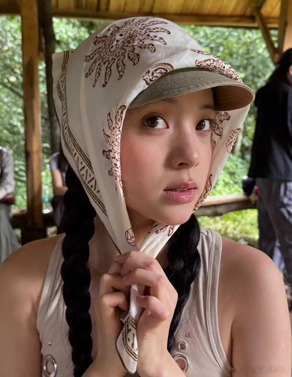 分享娱乐分享娱乐欧阳娜娜去雨林徒步元气满满！穿吊带上衣秒变运动系少女