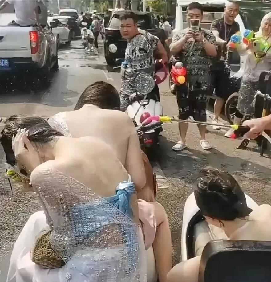 如果继续这么玩下去，西双版纳的泼水节就不是变味了，而是变态了。刚刷到这些视频