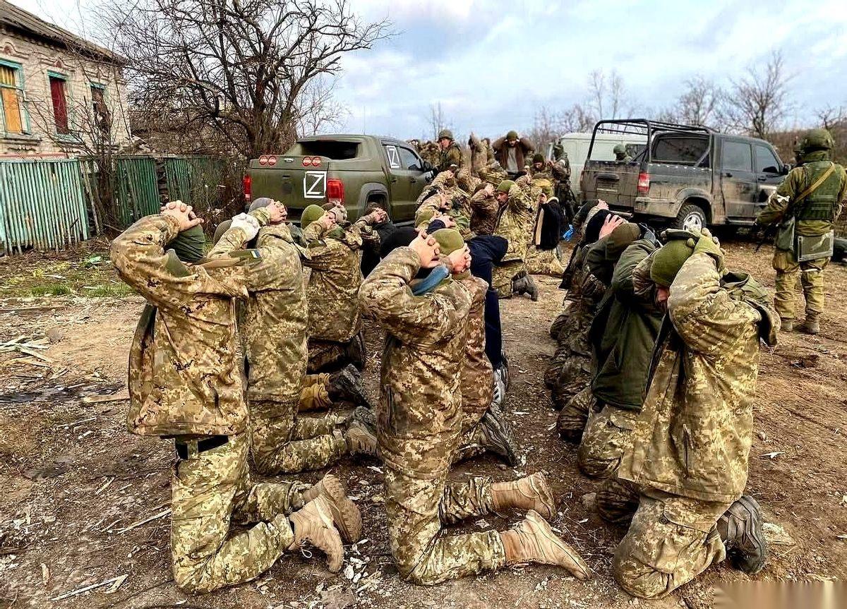 当一个人，把双手放到后脑勺，跪下去的那一刻。我知道，一切都结束了。尊严、任务