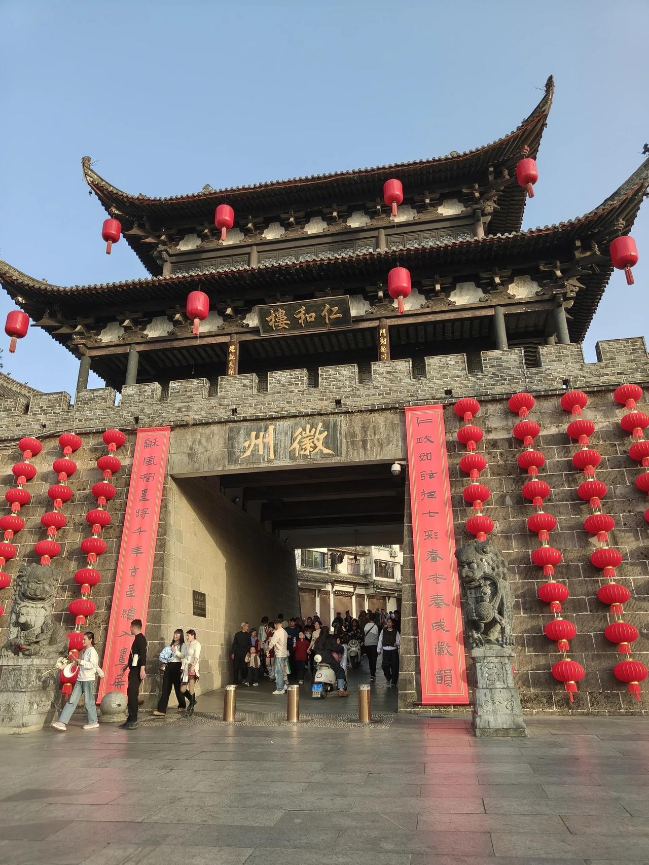 游徽州古城～年味随手拍～除了古建筑就是灯笼🏮🏮🏮鱼灯🐟🐟🐟寓意