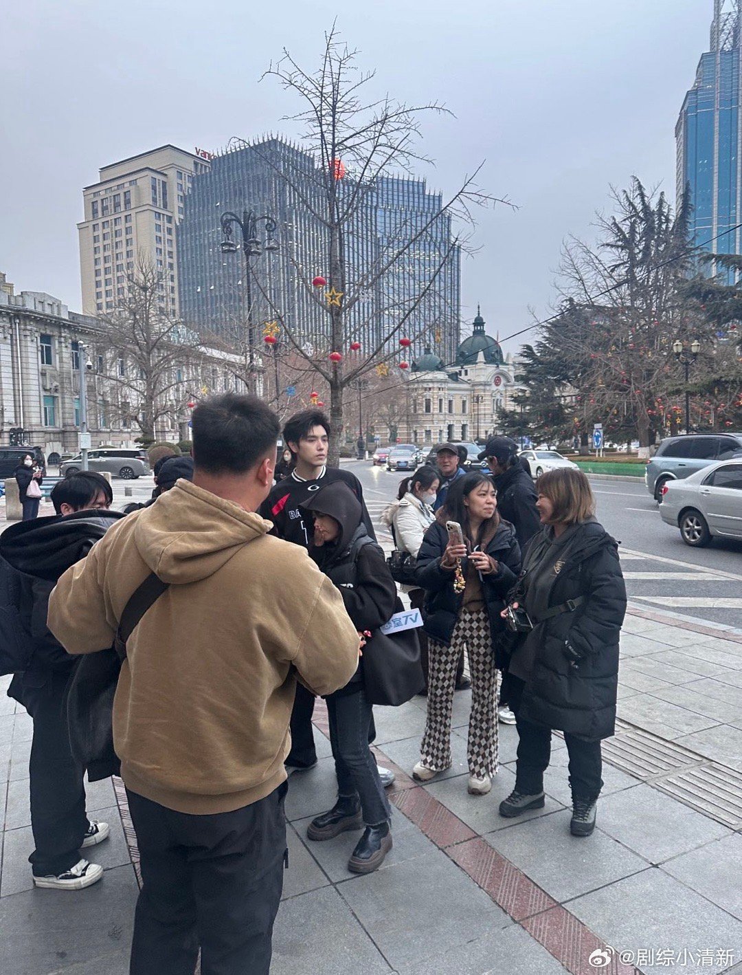 买烤冷面偶遇陈飞宇谁能想到买烤冷面也能偶遇明星。陈飞宇在街头被拍到，穿着休闲站