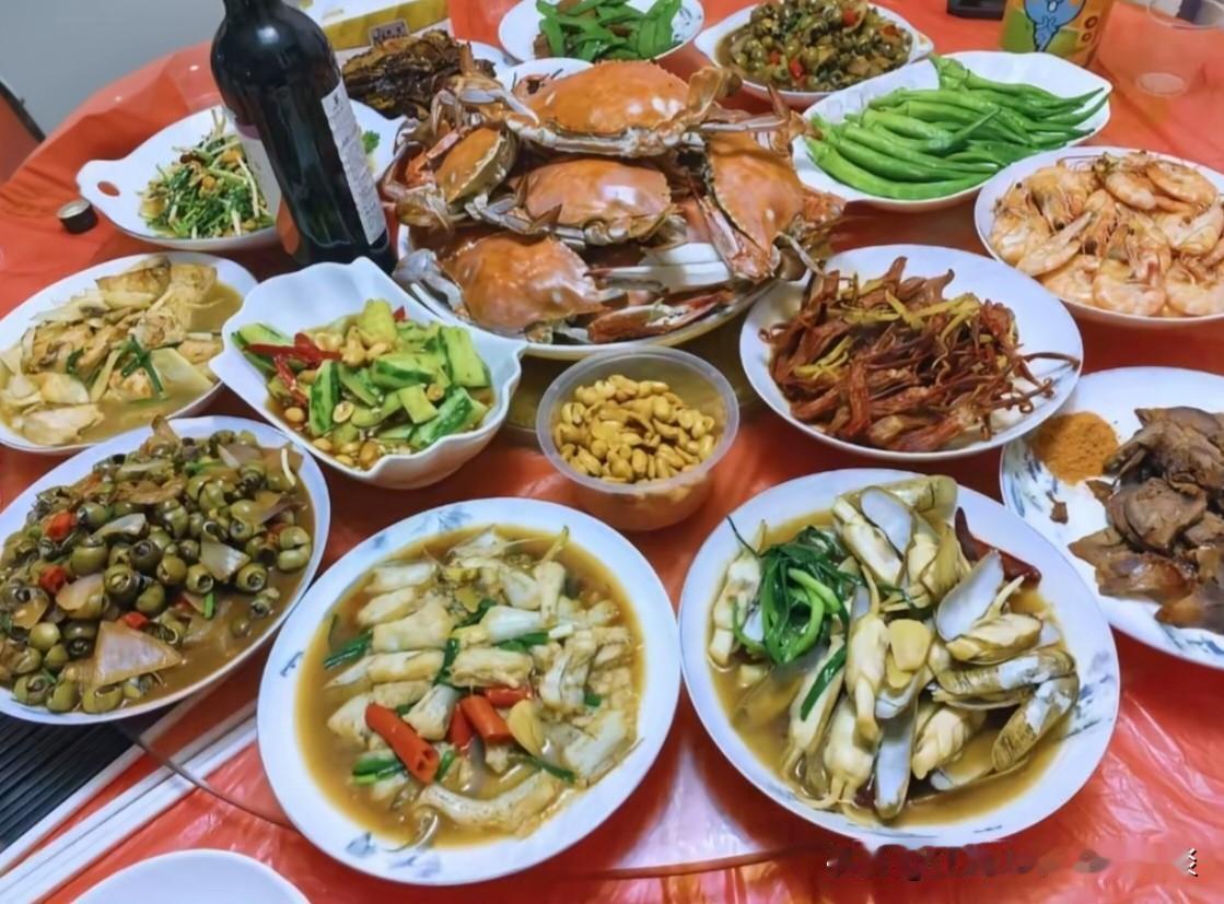 有人说，这桌菜，很难猜出来是哪里的。我看了一下，好像是有点难猜。要说是浙江或者福