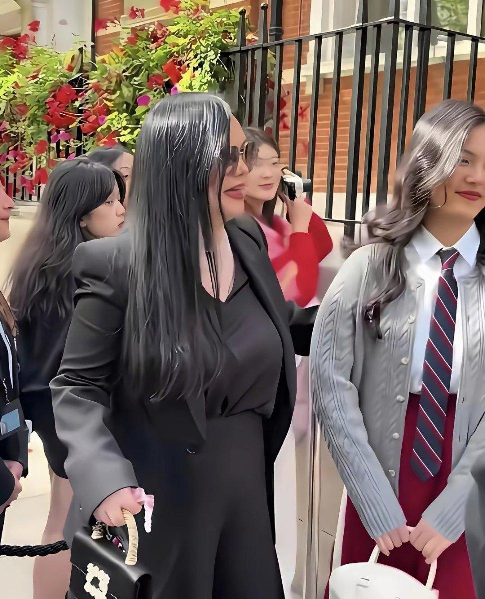 这是路人视角下的李湘母女，原来离开了美颜滤镜，那些明星和有钱人的形象也和普通人差