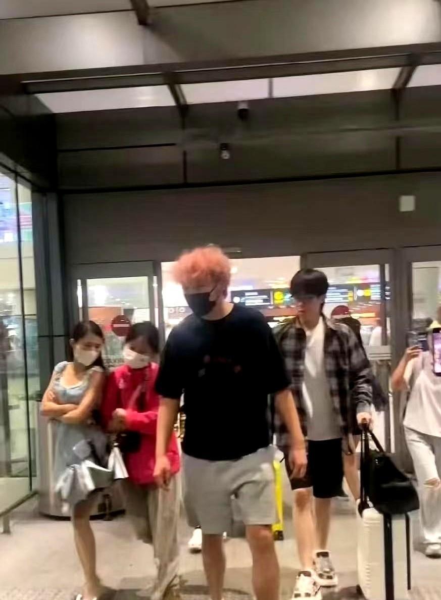 粉衣女子一把推开蓝裙，王楚钦得以脱身，镜头却继续追。这一幕像快进键，把“明星即