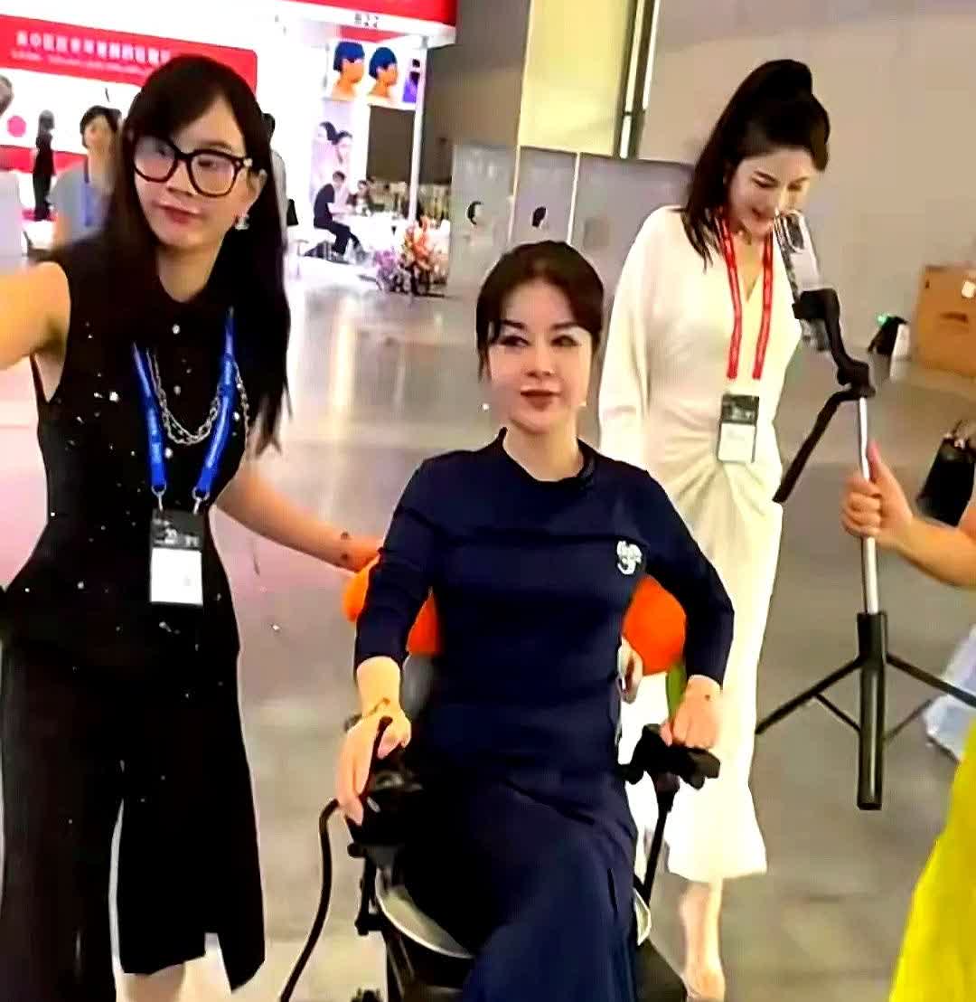 美业“巨头”老板于文红非，把自己改的面目全非，腰不好，做了手术，只能轮椅出行，仍