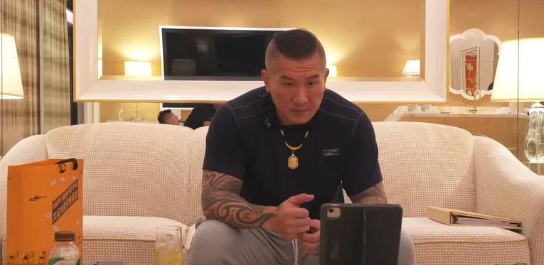 “馆长”昨天已经抵达澳门，吃过晚饭后忍不住再次开了一场直播，给广大网友们分享一下