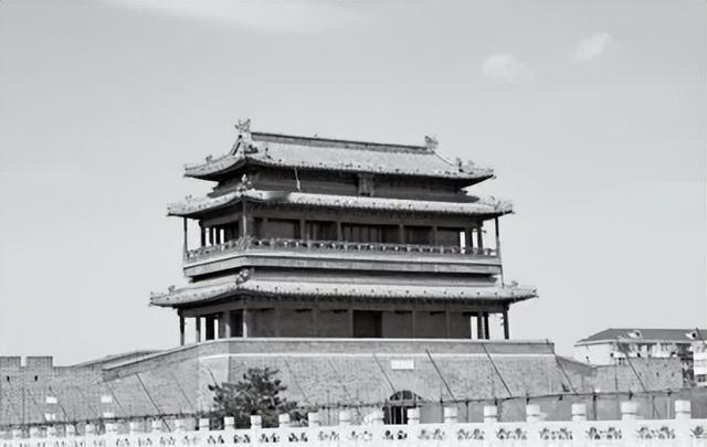 1957年，北京永定门城楼因为“妨碍交通”被拆除。48年后，果不其然开始复建永定