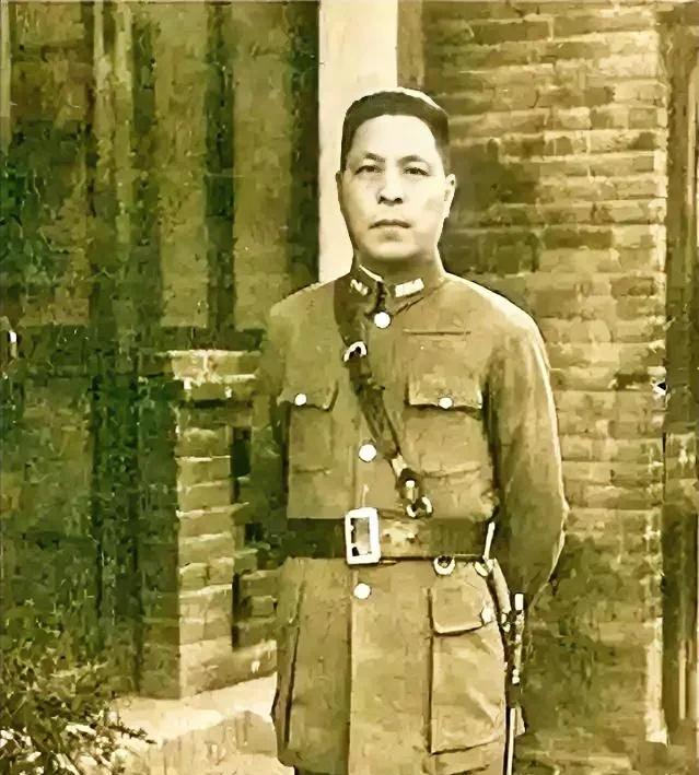 1947年11月，解放军给郏县的国军中将武庭麟送去劝降信，武庭麟下令将送信人杀掉