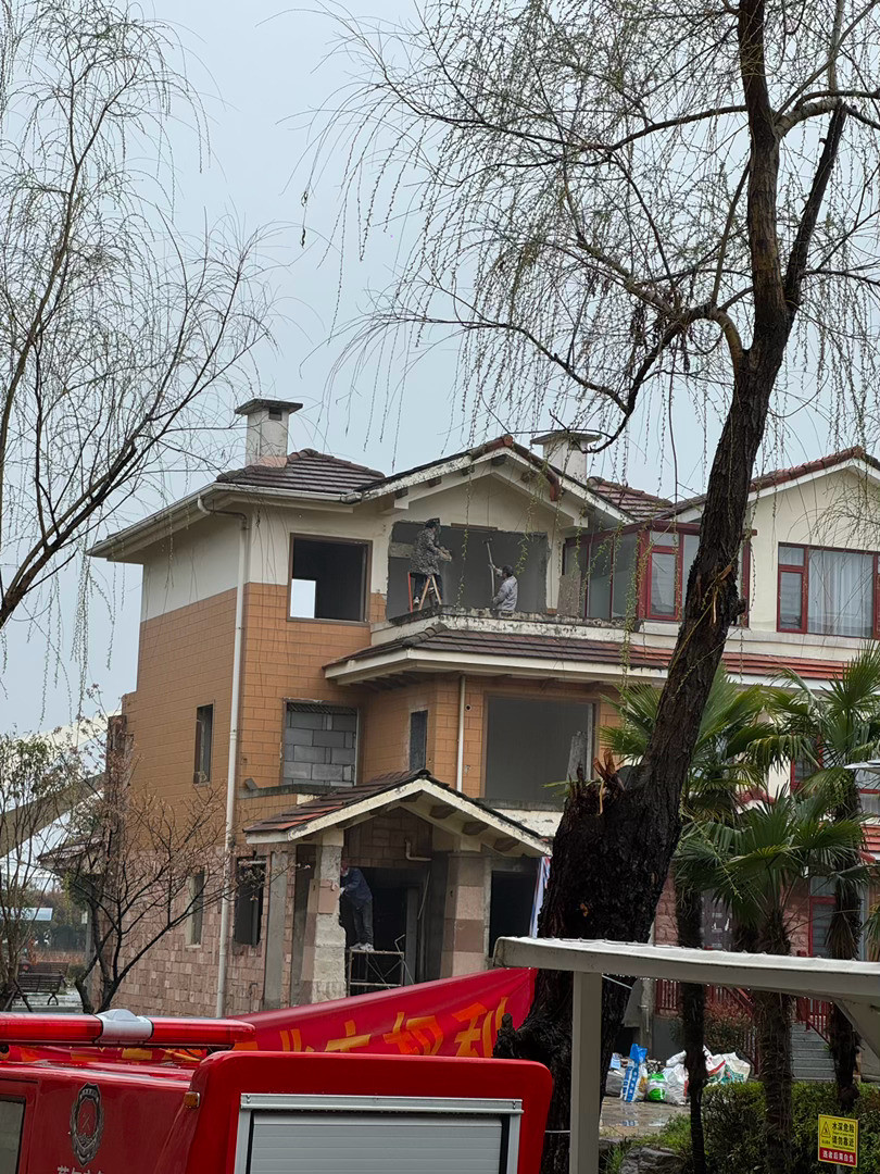 自从房价下来后，我们小区别墅成交率居高不下，买完之后就是翻新，我以后在武汉也不会