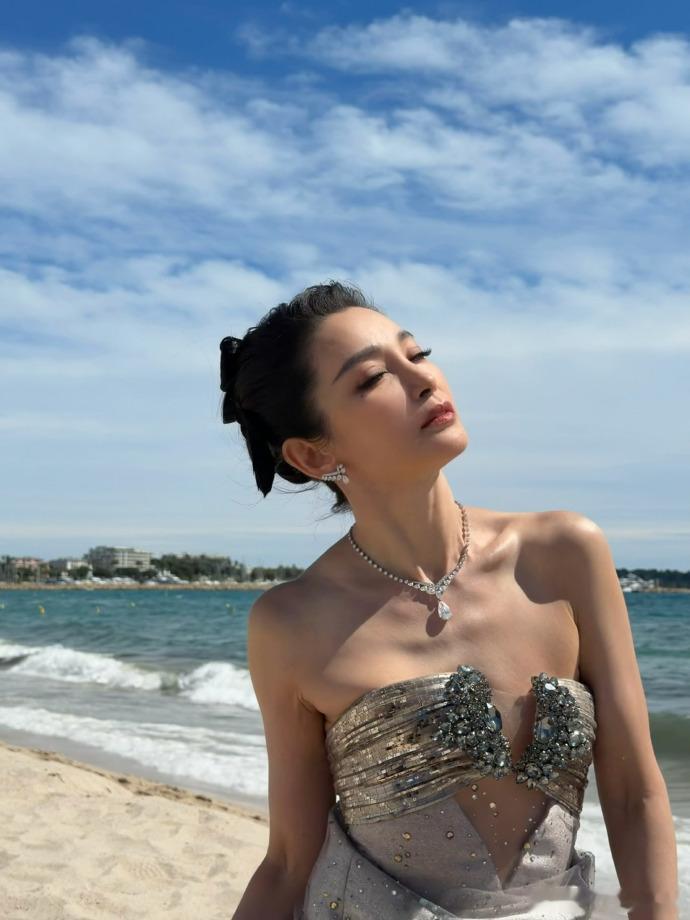 你莲来了！！！海边美人鱼身穿ArmaniPrivé2025春夏高定礼服，佩戴