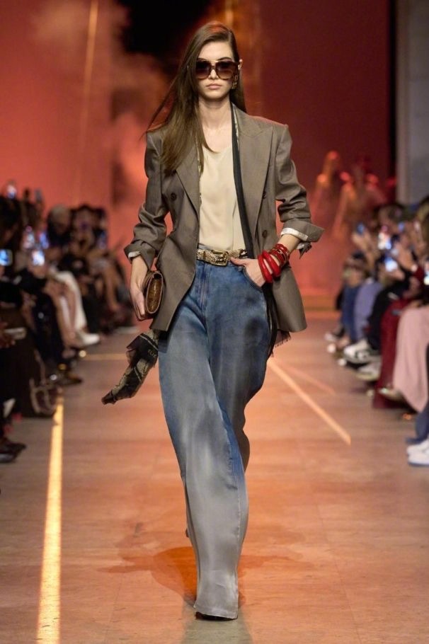 简洁利落的春日穿搭——牛仔裤加一件好看的上衣外套！穿着它可以从办公室直接到夜晚派