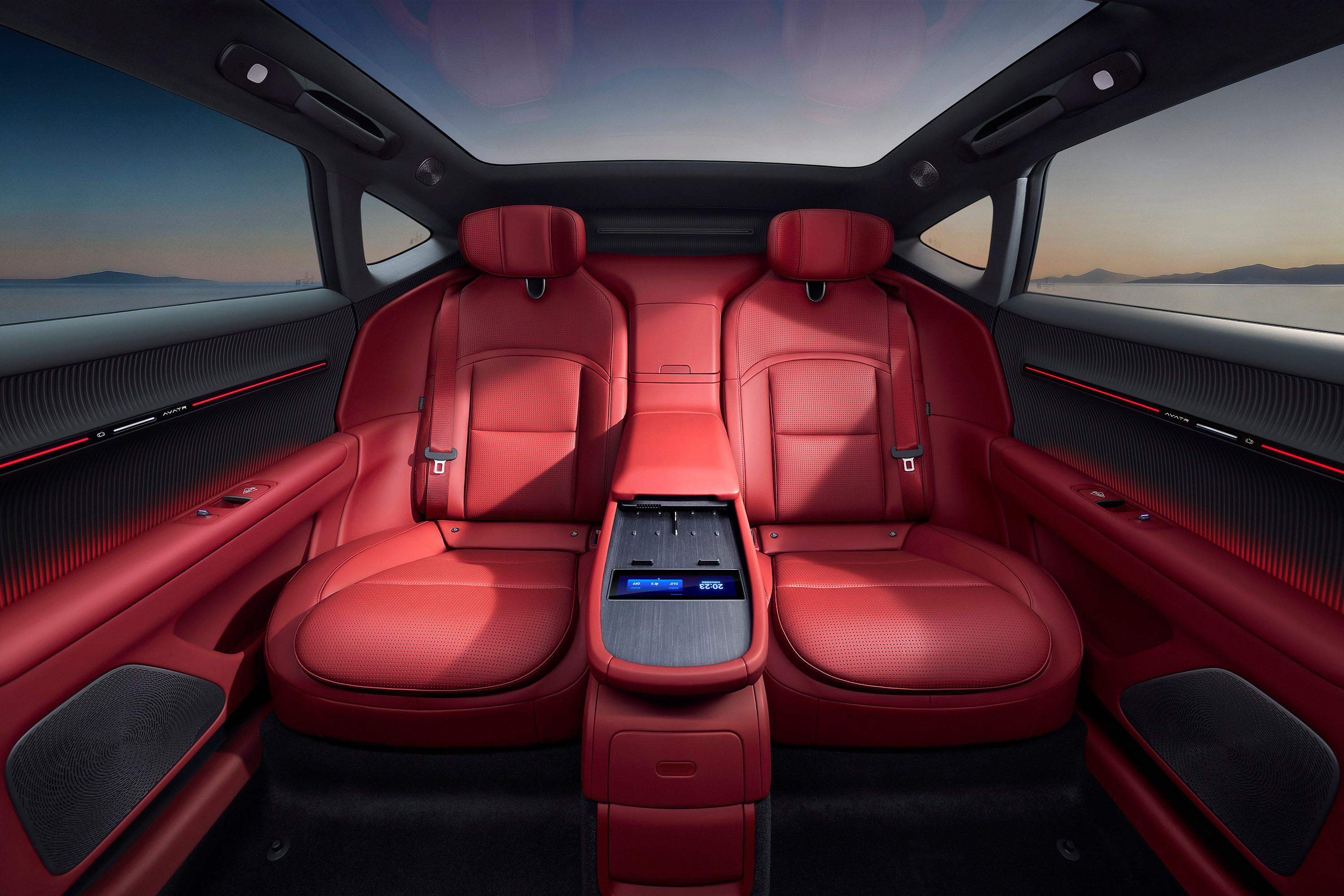 过年看《飞驰人生3》，印象很深的就是阿维塔12关灯跑山那段，有种大BOSS的气场