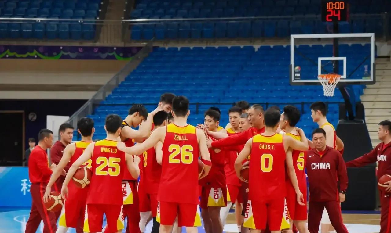 预测下中国男篮最终大名单！后卫：赵睿、胡明轩、廖三宁、徐杰锋线：朱俊龙、赵嘉