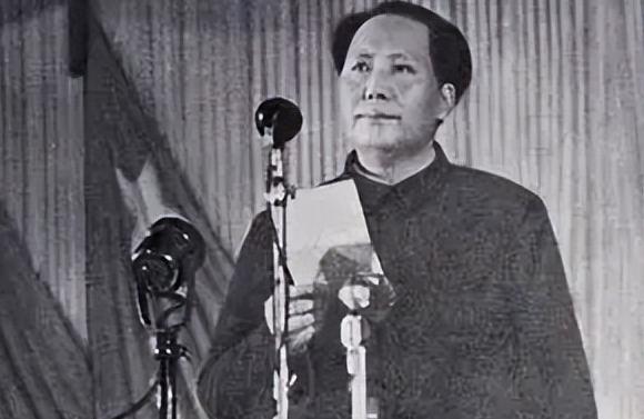 毛泽东评价陈云：他懂得比我更多！那陈云是如何评价毛主席的？陈云与毛主席，是关系极