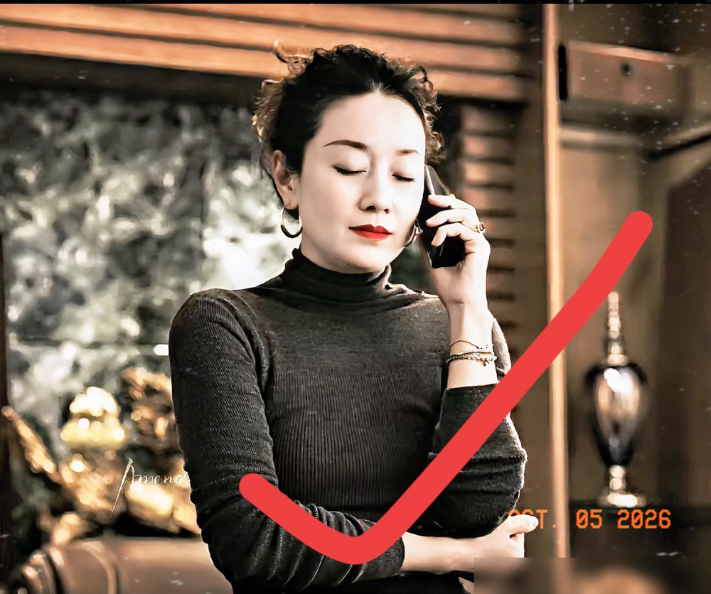马伊琍这次是真豁出去了，增重10斤，顶一头乱糟糟的泡面卷，脸上法令纹深得能夹蚊子，演了个被家暴的五金