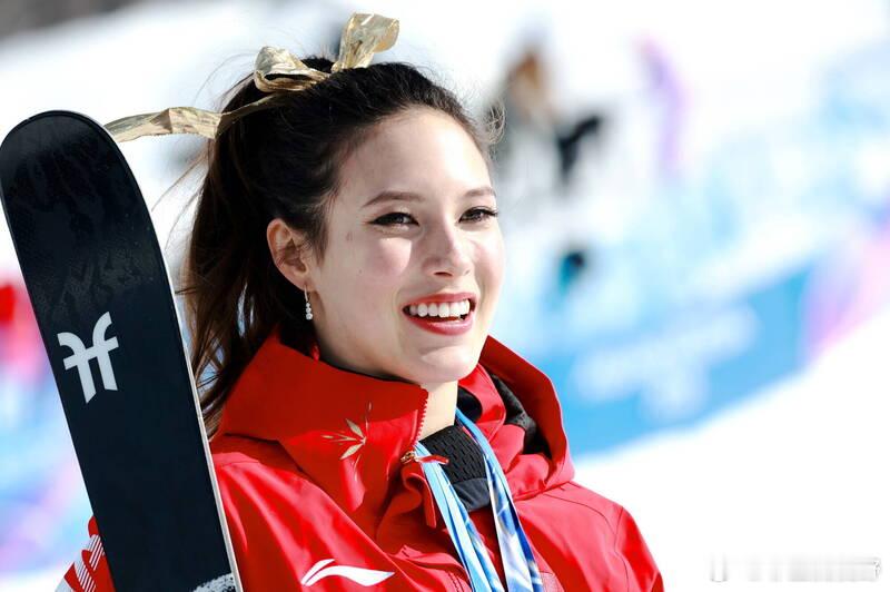 谷爱凌炸完赛场炸秀场这一届意大利冬奥会当中，谷爱凌(EileenGu)再次被