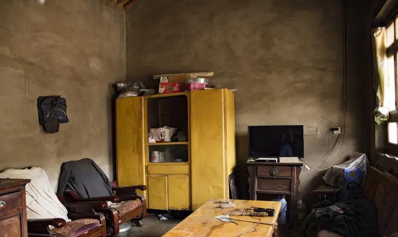 李哥和王哥是一对好哥们，一天李哥去王哥家想借点钱，王哥见李哥来了，知道他是来借钱