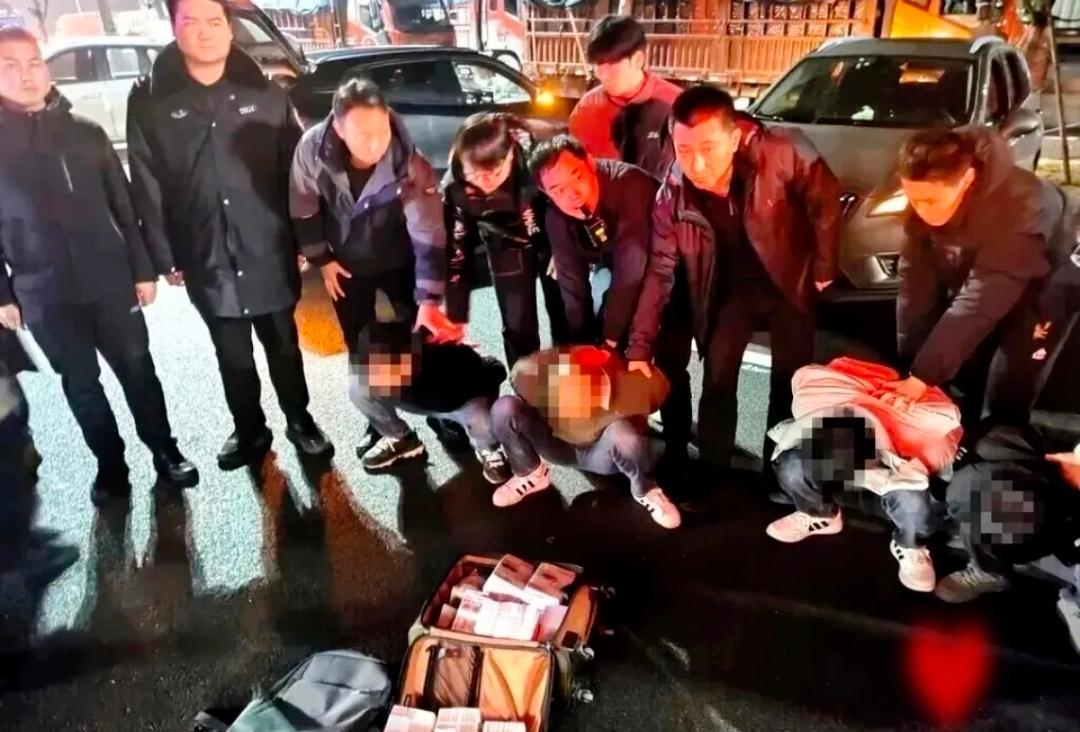 抢197万想跑路？8小时就被泰州警方按在地上！这伙人也是真敢想，抢完钱就狂