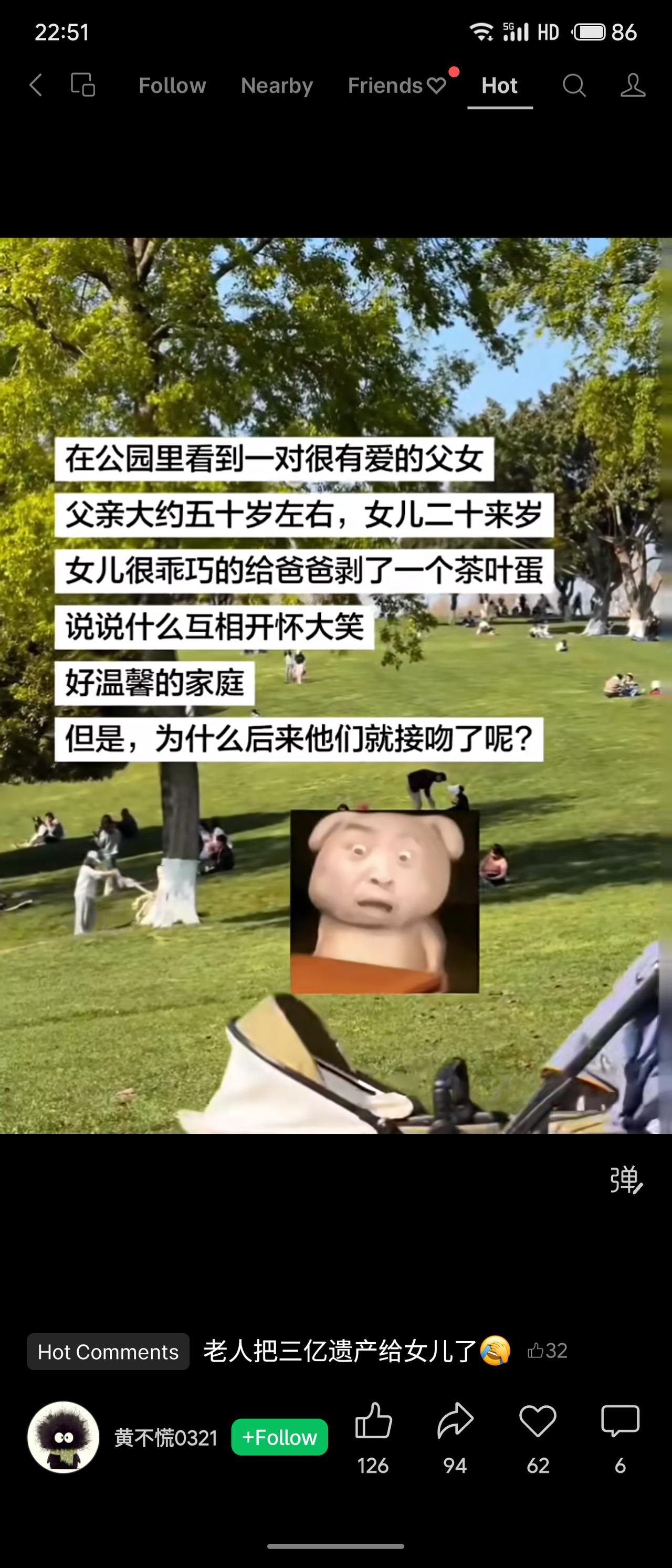 公园里一对看似父女的男女温馨互动：女儿给父亲剥茶叶蛋，两人开怀大笑。但随后两人接