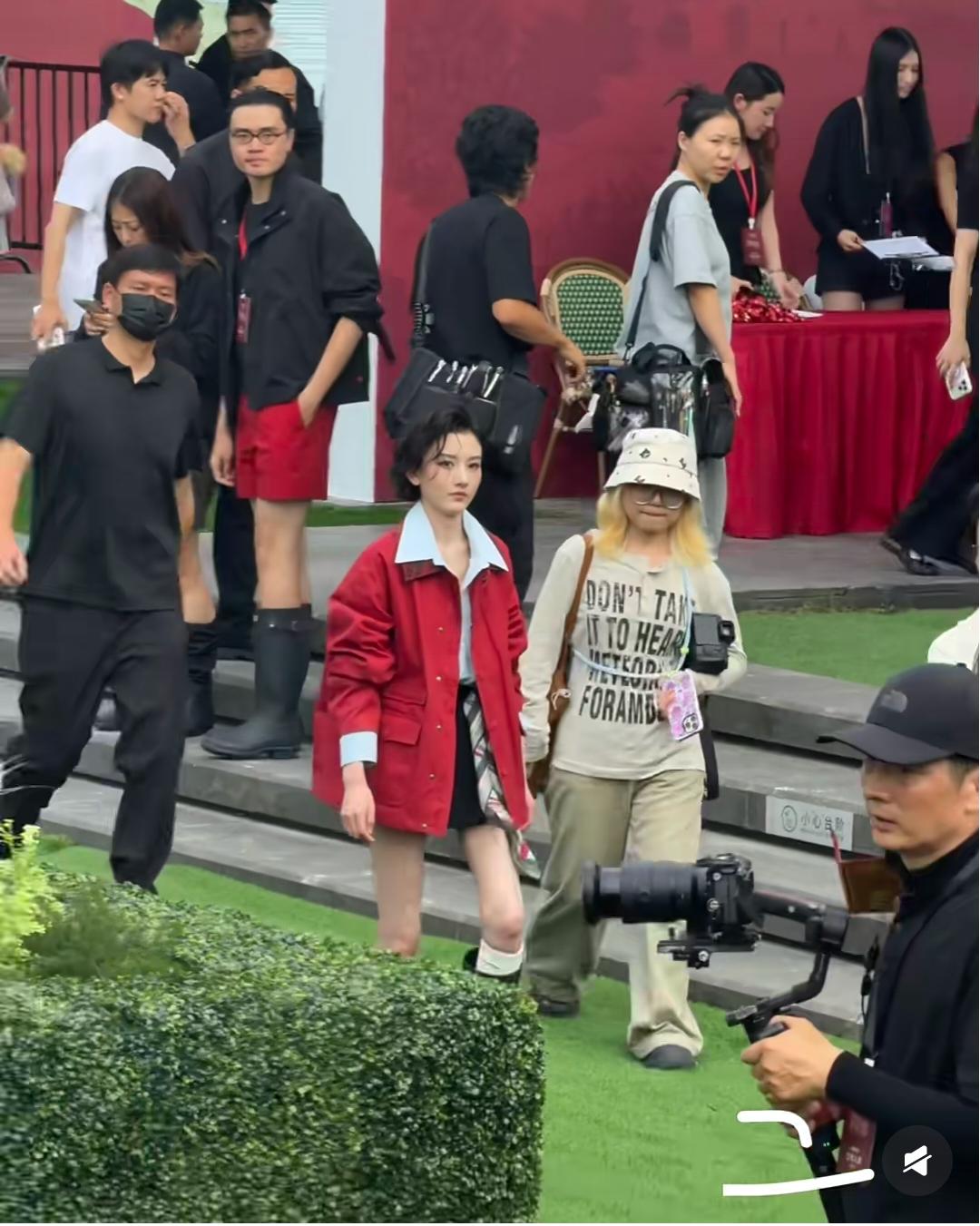 就她这身高体型，目测现在没有70斤！！她现在瘦的吓人，但是穿衣服好看，尤其是不