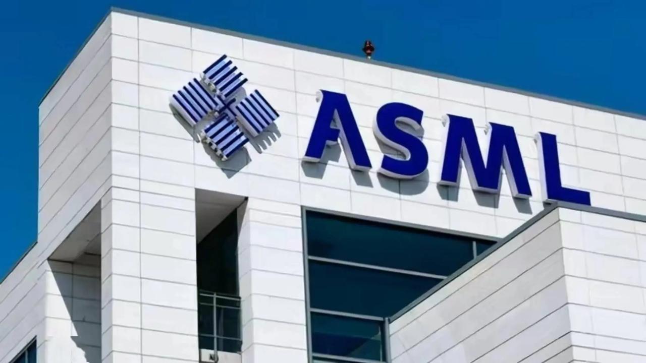 这就是不给中国供货的后果。当地时间1月28日，全球光刻机巨头荷兰阿斯麦宣布，计划