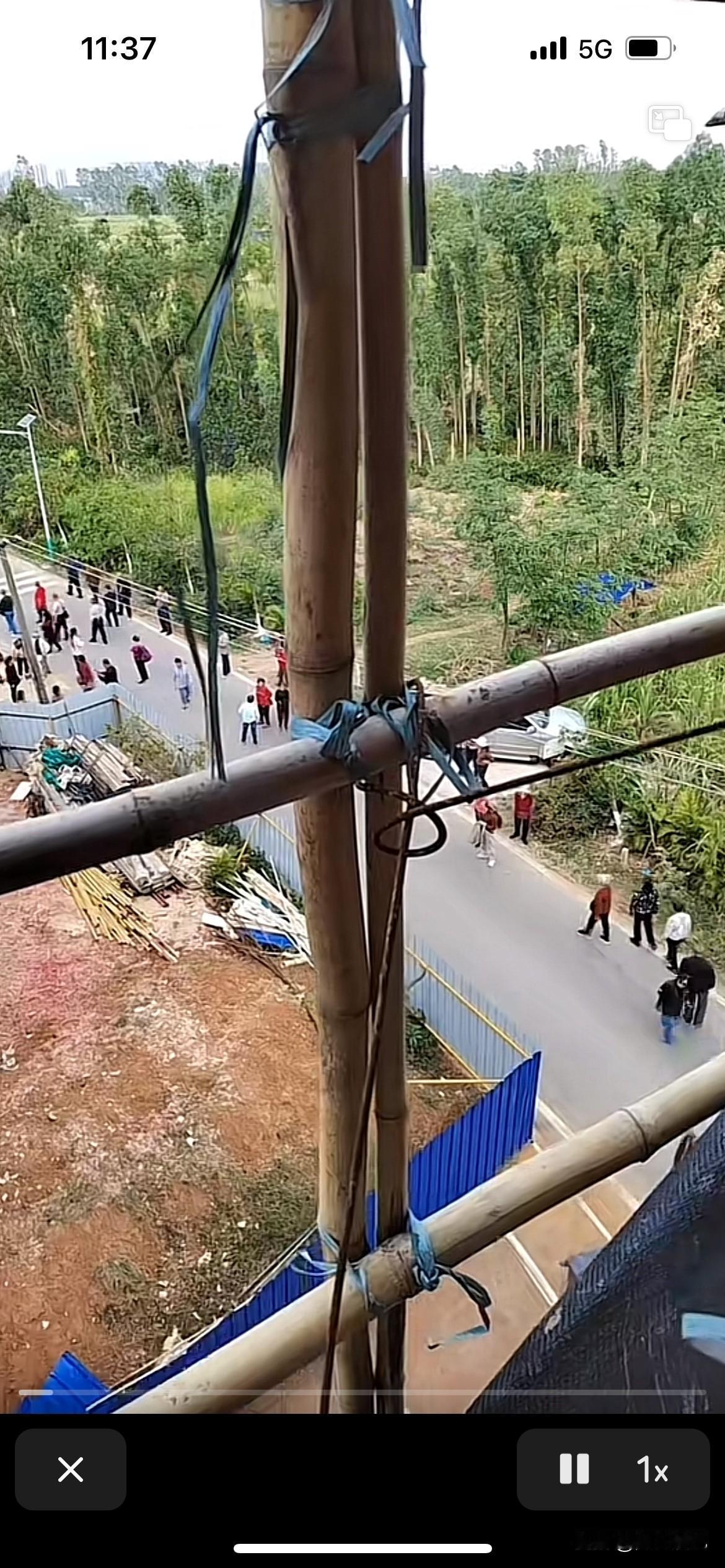 站在全红婵邻居家看全红婵家的房子，看看什么叫居高临下，全红婵家也不过如此，还比不