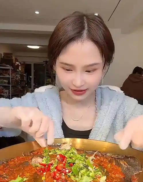 百万粉丝吃播“干饭莹莹”离开的消息传出来，不少人看完心里五味杂陈。才24岁，大好