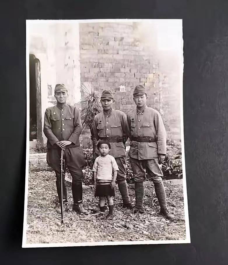 打死没想到，在日军私人相册里翻到一张照片：一个五六岁的中国小女孩，穿着白色上衣、