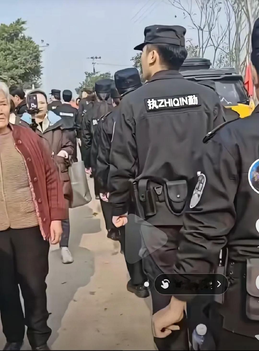 合川这几个帽子叔叔我是真服了，本来是去呆呆家杀猪宴维持秩序的，结果硬是把自己干成