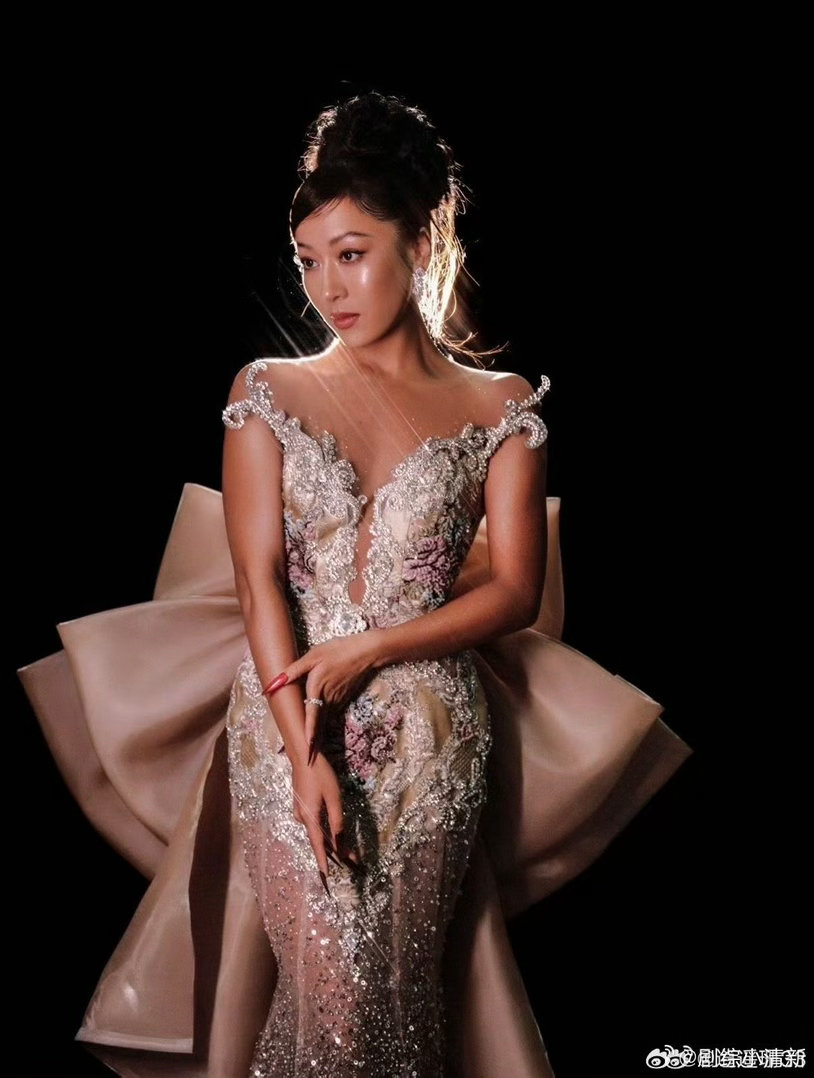 吉克隽逸活人感吉克隽逸的气血分我一半救命！吉克隽逸的状态也太好了吧！舞台上又飒